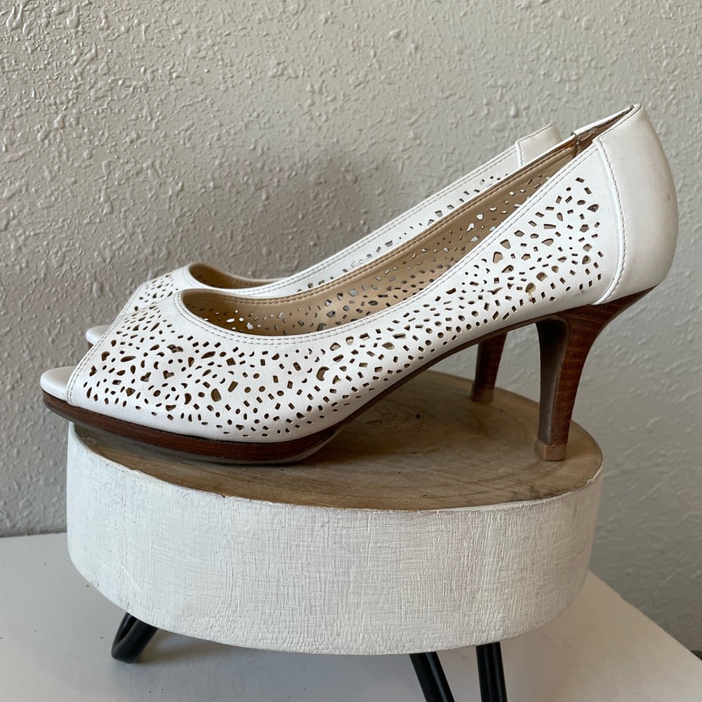 Kelly & Katie White Weave Heels Size 7.5 EUC